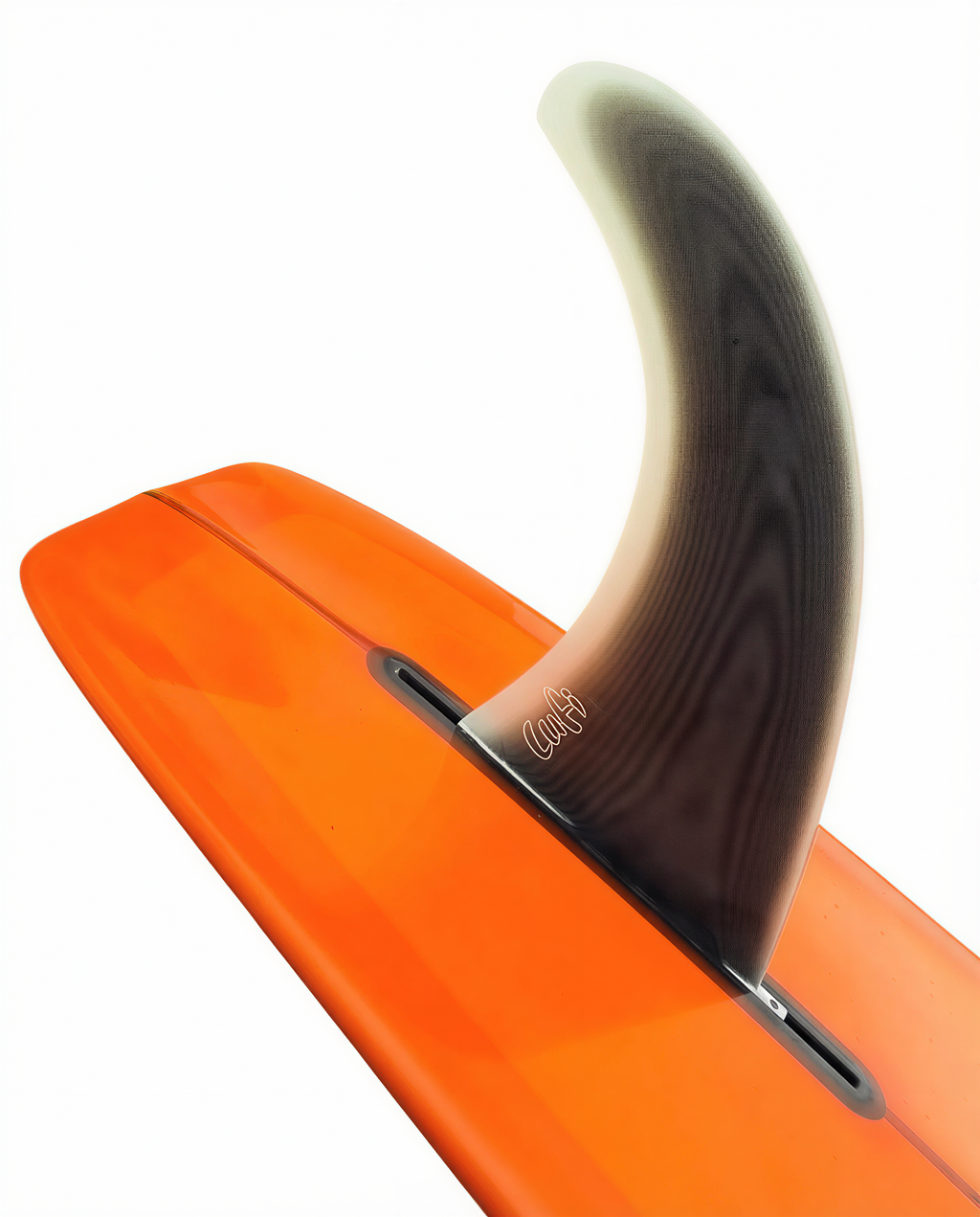 Quilha Polyvalent 10.5" da Lufi na cor Fumê, instalada na caixa central de um longboard laranja