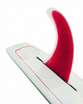 Quilha Polyvalent 10.5" da Lufi na cor Carmim, instalada na caixa central de um longboard branco