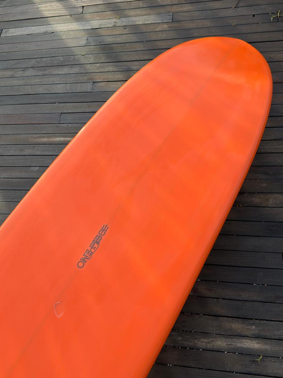 Longboard Lufi One Piece 9'2" seminovo, laranja: bico pelo fundo, segunda tomada.