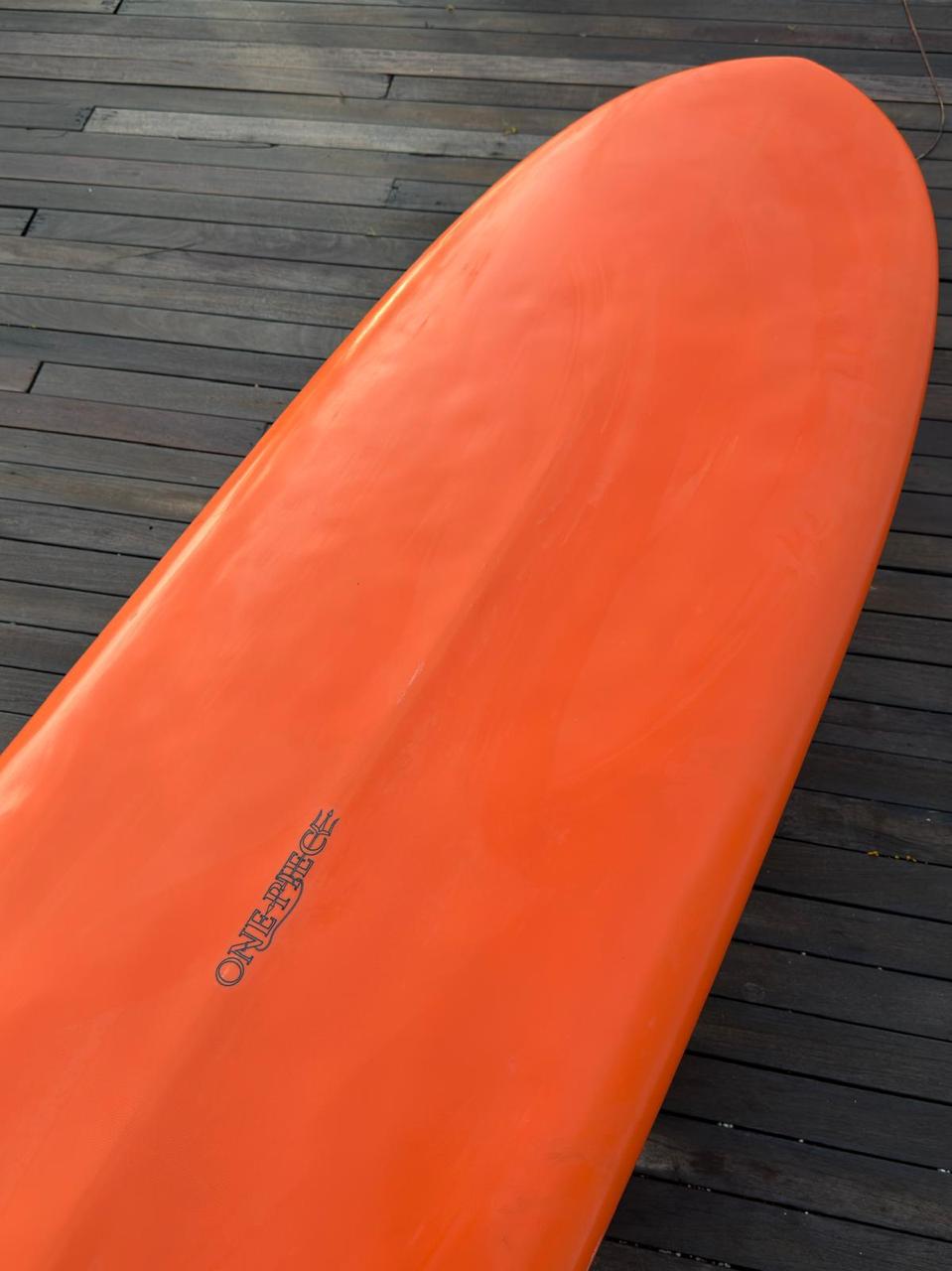 Longboard Lufi One Piece 9'2" seminovo, laranja: bico pelo fundo, com o logo do modelo no filete.