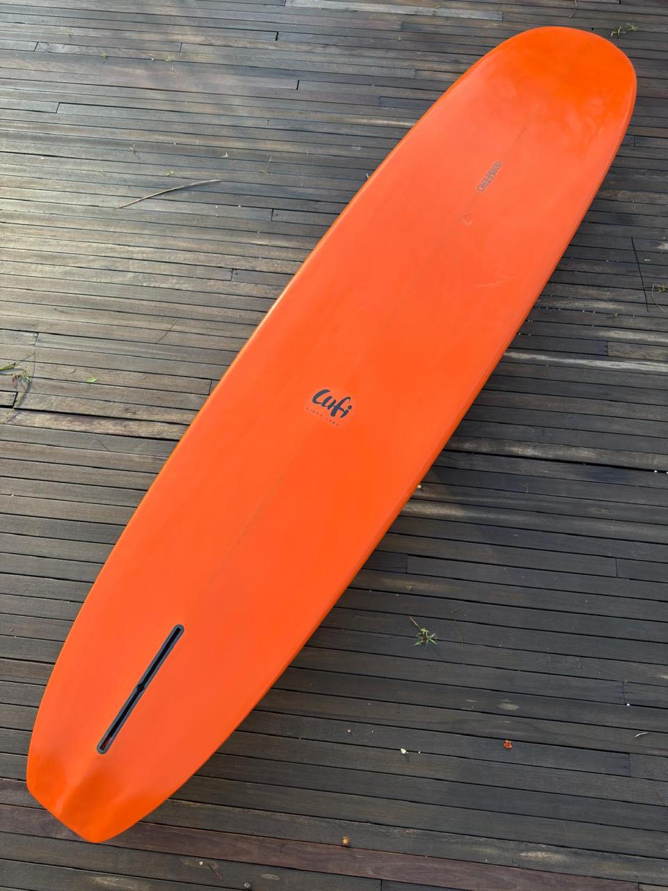 Longboard Lufi One Piece 9'2" seminovo, laranja: prancha inteira pelo fundo, segunda tomada.