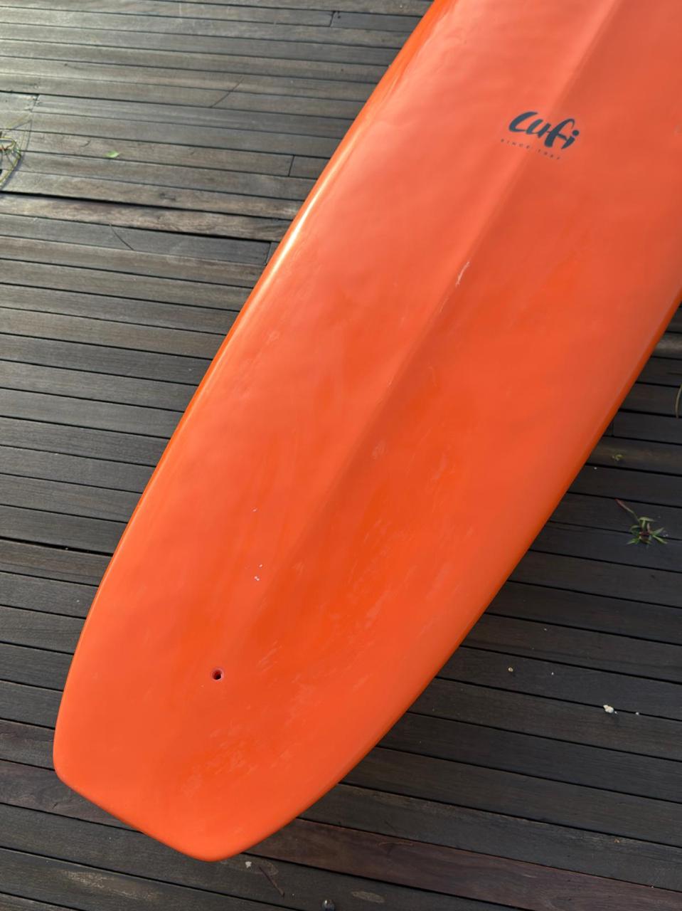 Longboard Lufi One Piece 9'2" seminovo, laranja: rabeta pelo deck, com o plug de leash.