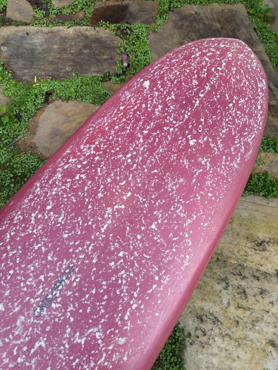 Longboard Lufi One Piece 9'2" seminovo, mauvee: bico pelo deck, com a parafina de uso ainda na prancha.