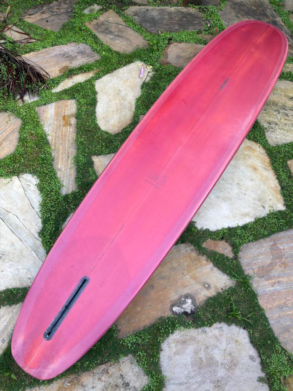 Longboard Lufi One Piece 9'2" seminovo, mauvee: prancha inteira pelo fundo, com a caixa de quilha vazia.