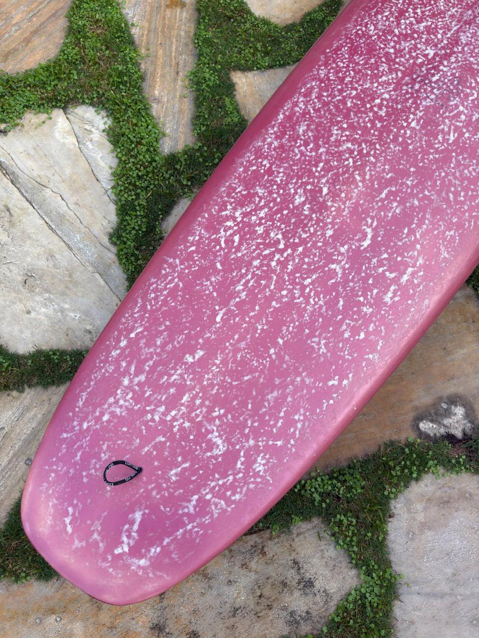 Longboard Lufi One Piece 9'2" seminovo, mauvee: rabeta pelo deck, com o plug de leash e a parafina de uso.