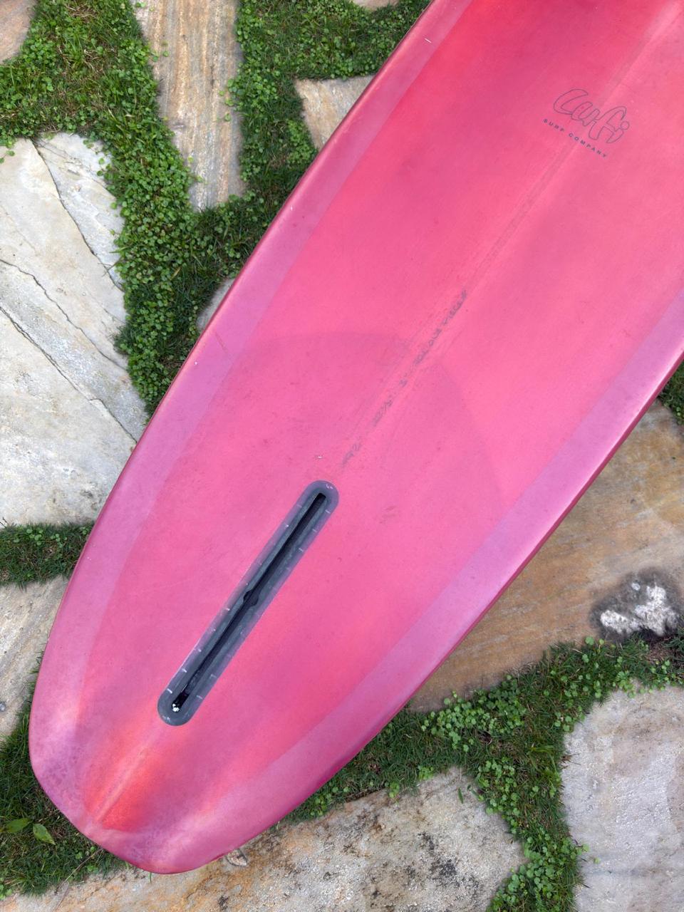 Longboard Lufi One Piece 9'2" seminovo, mauvee: rabeta pelo fundo, com a caixa de quilha Futures vazia.