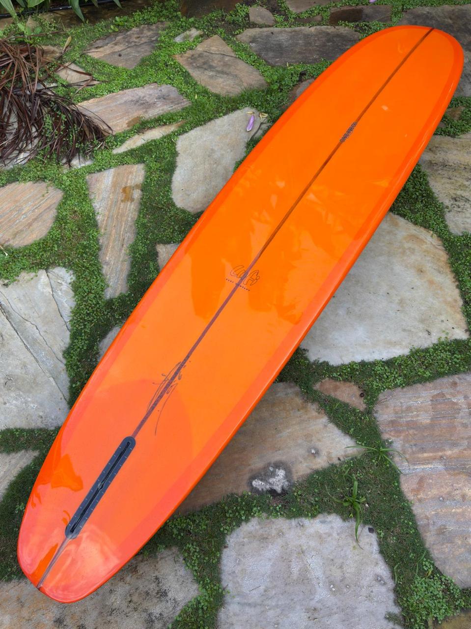 Longboard Lufi One Piece 9'4" seminovo, laranja: prancha inteira pelo fundo, segunda tomada.