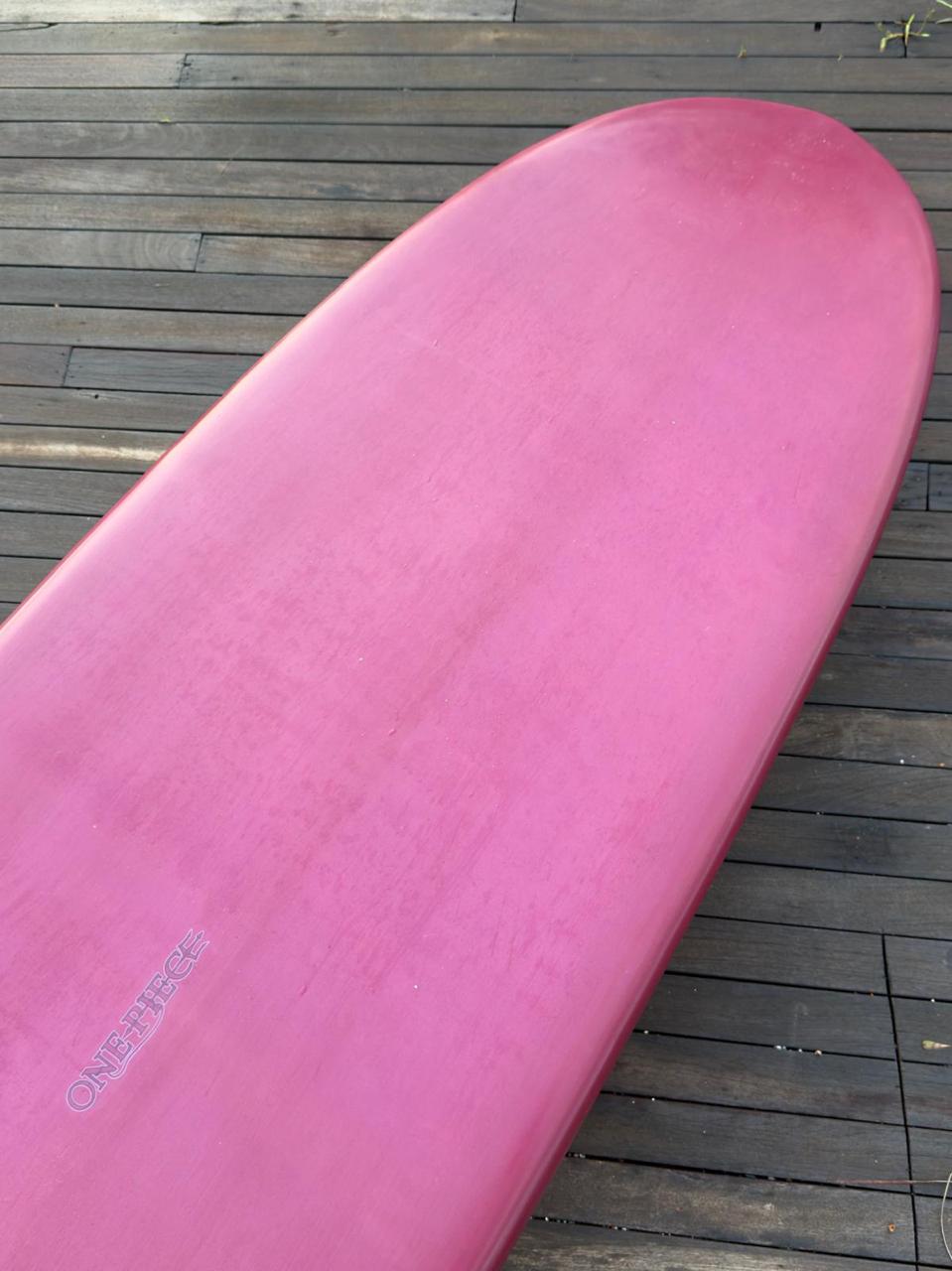 Longboard Lufi One Piece 9'4" seminovo, vinho: bico pelo fundo, com o logo do modelo no filete.