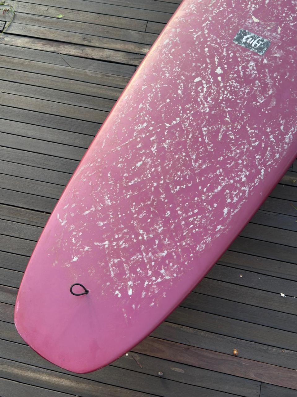 Longboard Lufi One Piece 9'4" seminovo, vinho: rabeta pelo deck, com o plug de leash e a parafina de uso.