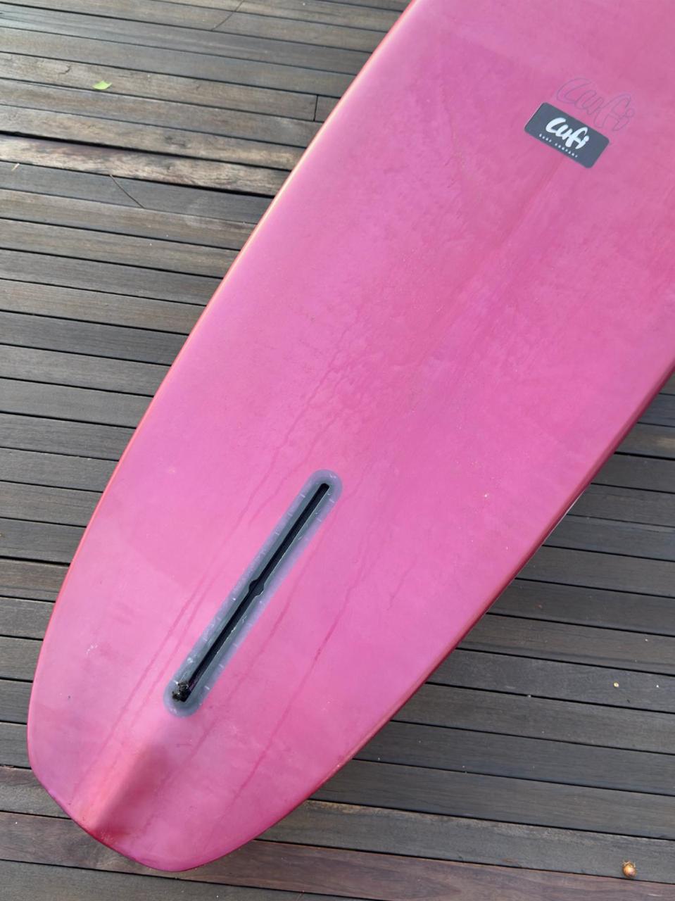 Longboard Lufi One Piece 9'4" seminovo, vinho: rabeta pelo fundo, com a caixa de quilha Futures vazia.