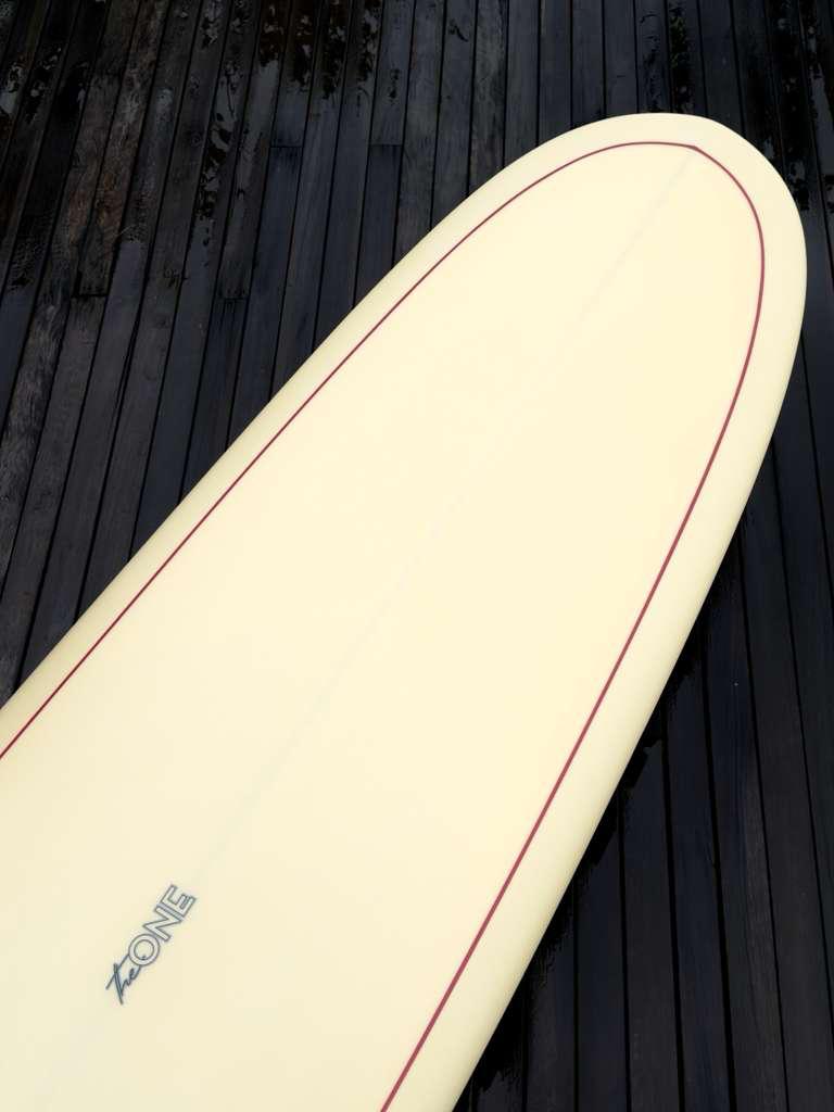 Longboard Lufi The Special One 9'10" seminovo, eggnog: bico com o logo The One, segunda tomada.