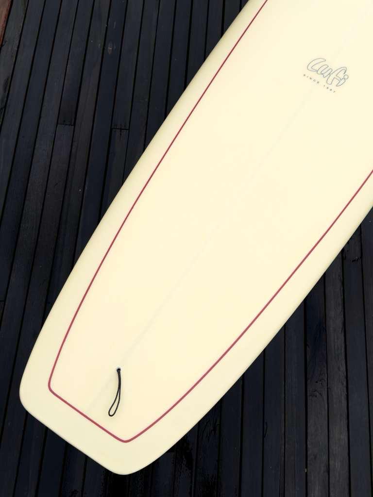 Longboard Lufi The Special One 9'10" seminovo, eggnog: rabeta pelo deck, com o plug de leash.