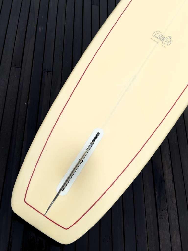 Longboard Lufi The Special One 9'10" seminovo, eggnog: rabeta pelo fundo, com a caixa de quilha Futures vazia.