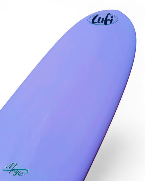 Bico do longboard Magic em lavanda pastel, com o logotipo da Lufi no deck