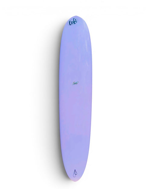 Longboard Magic inteiro, de pé sobre fundo branco, visto pelo deck