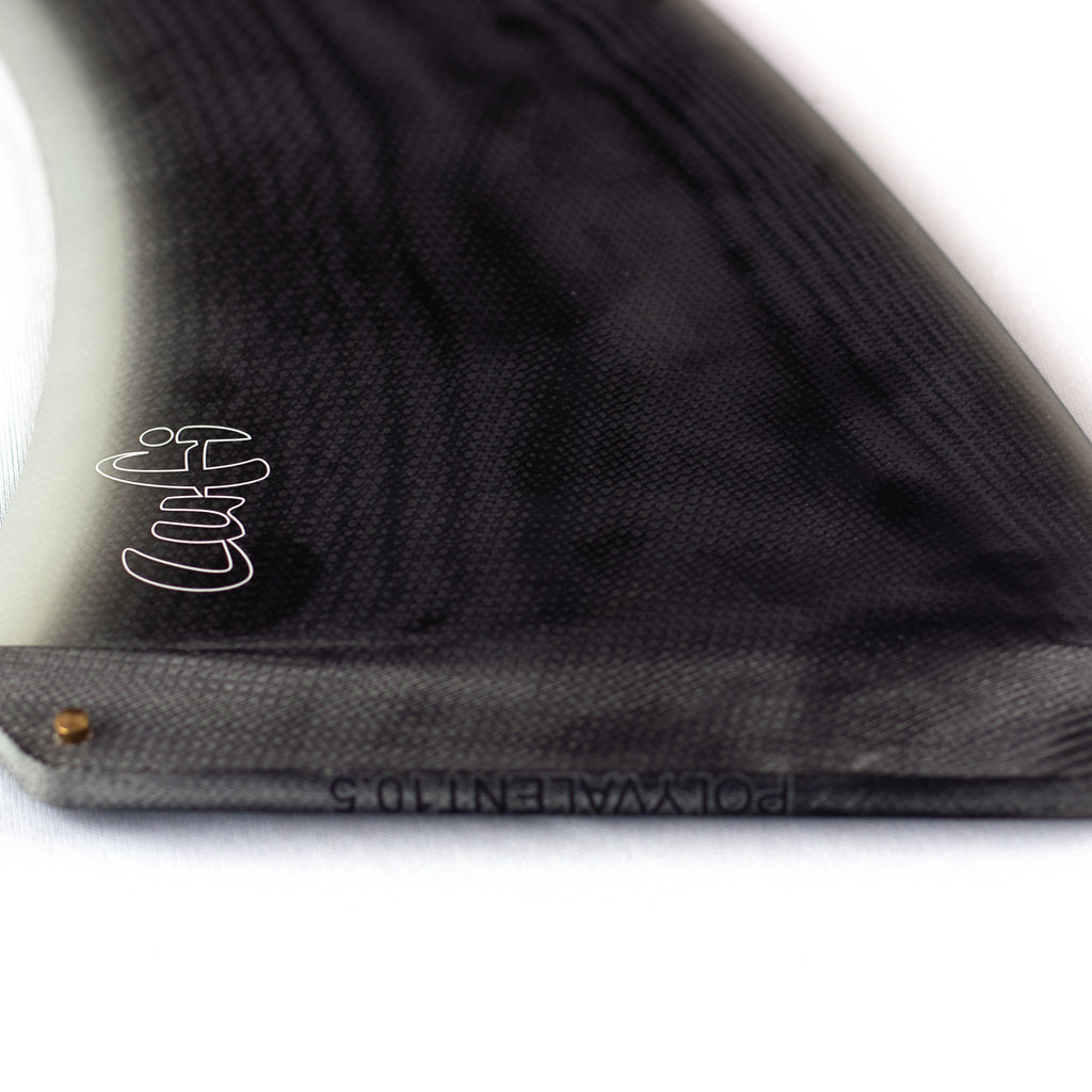 Quilha Longboard Polyvalent 10.5" da Lufi na cor Fumê, detalhe da base com a gravação Polyvalent 10.5 e o logo Lufi