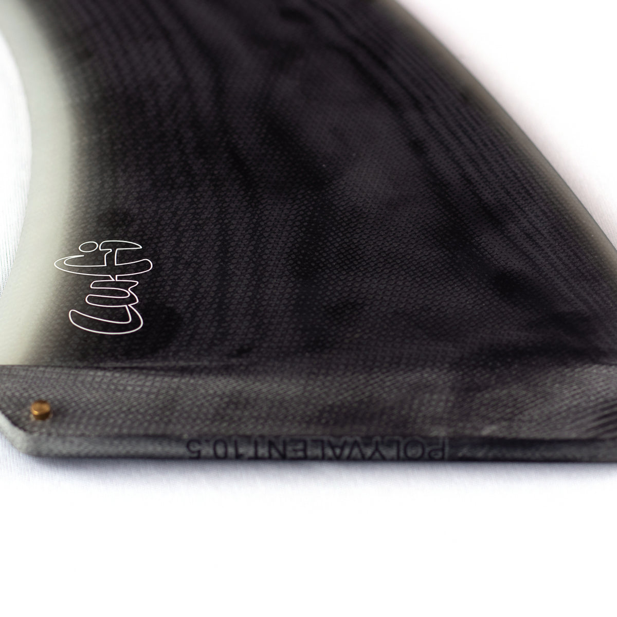 Quilha Longboard Polyvalent 10.5" da Lufi na cor Fumê, detalhe da base com a gravação Polyvalent 10.5 e o logo Lufi