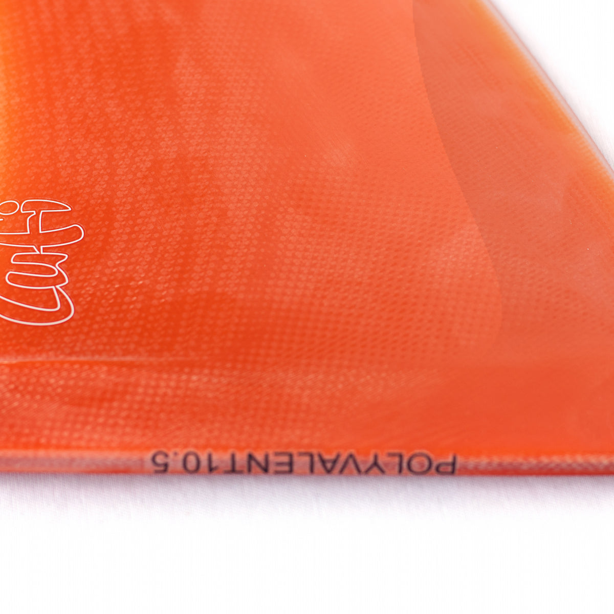 Quilha Longboard Polyvalent 10.5" da Lufi na cor Vermelho Fluor, detalhe da base com a gravação Polyvalent 10.5 e o logo Lufi